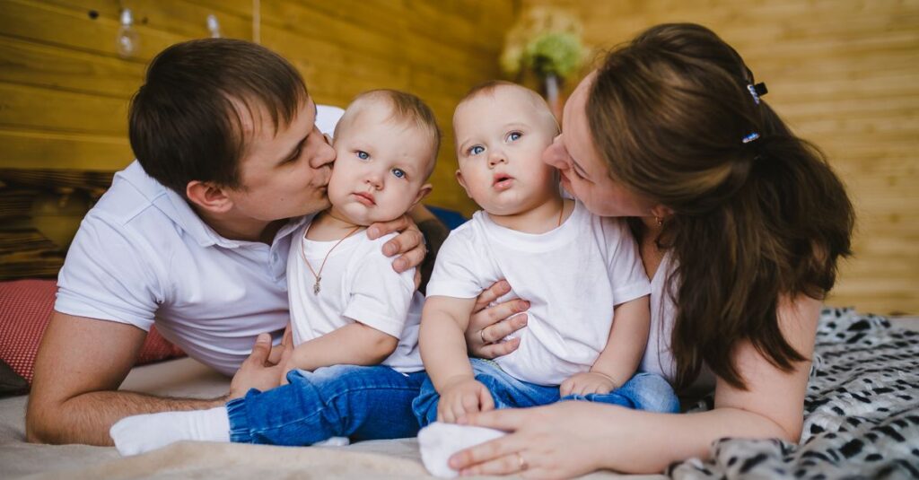 双子の育児や入学準備を夫婦で分担して話し合っている様子