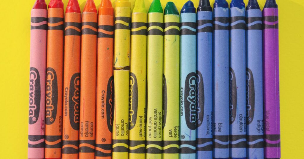 双子のために文房具を色分けして準備している様子