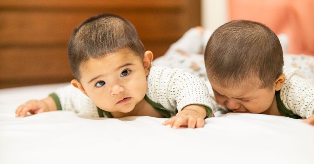 双子育児をサポートするタイマーや知育玩具、アプリなどが並んでいる様子