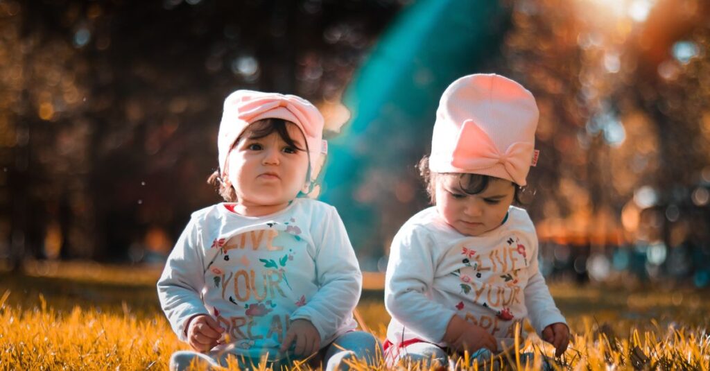 性格の異なる双子の子どもたちが自分の好みの持ち物を選んでいる様子