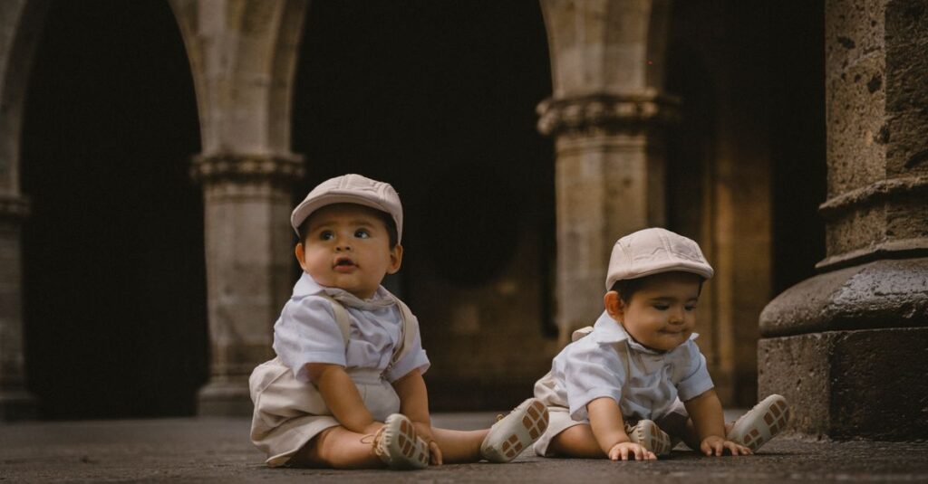 遊びを通じて絆を深める2歳の双子とその様子を見守る母親。笑顔と安心感があふれる時間