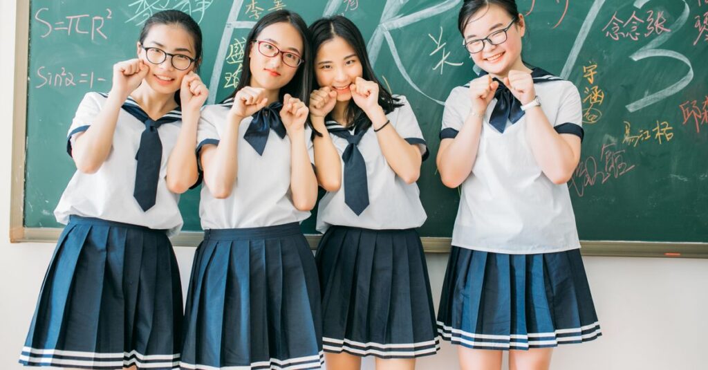 同じ小学校のクラスに通う双子の児童が仲良く座っている様子