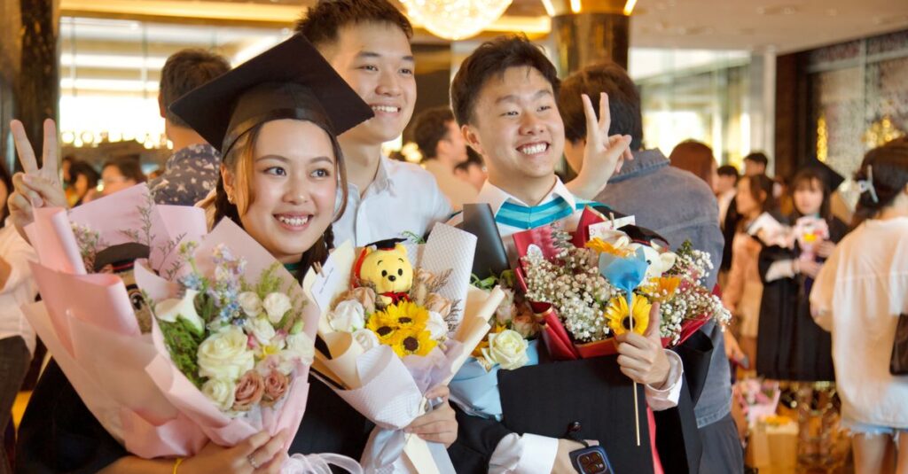 双子と家族が入学式で記念撮影している様子