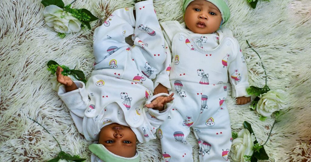 双子を平等に、でも個別に育てる親の姿