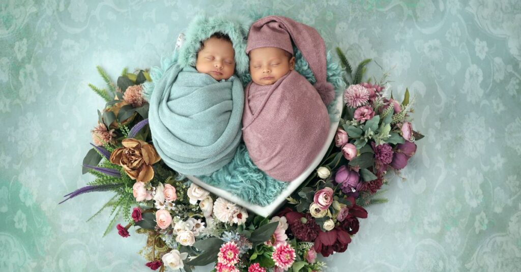 同じタイミングで眠る双子に安心する親の姿