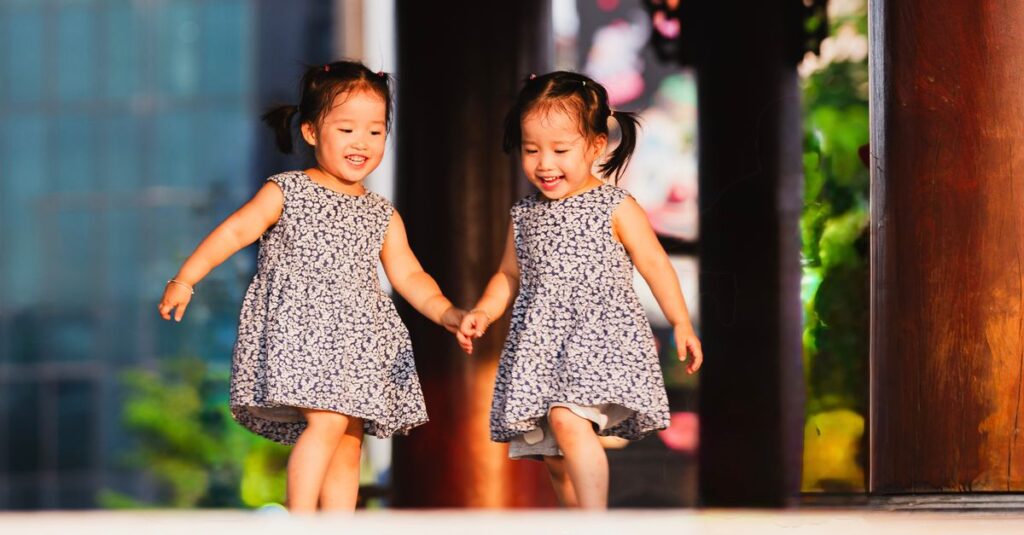 3歳を過ぎて落ち着き始めた双子と笑顔の親の様子