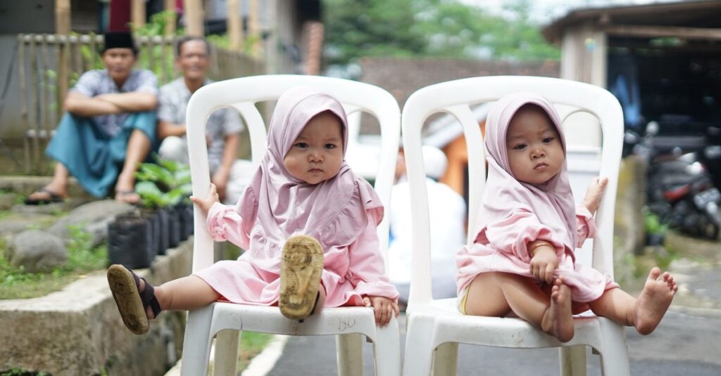 1人遊びができるようになった双子とリラックスする親