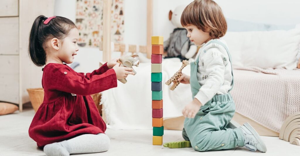 2歳児の双子が一緒にブロックで遊びながら学び合っている様子