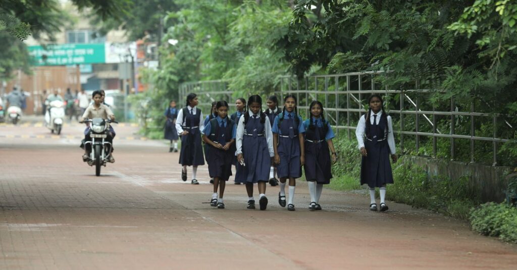 双子の制服に色分けや印をつけて見分けやすくした例