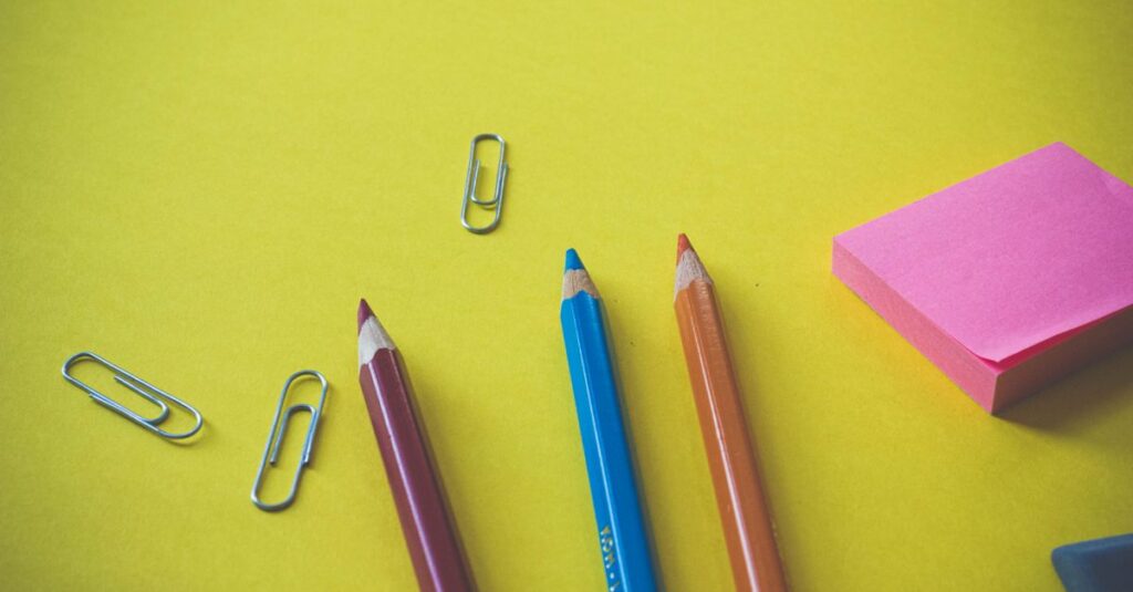 双子の学用品に色分けとネームラベルを工夫して管理している様子