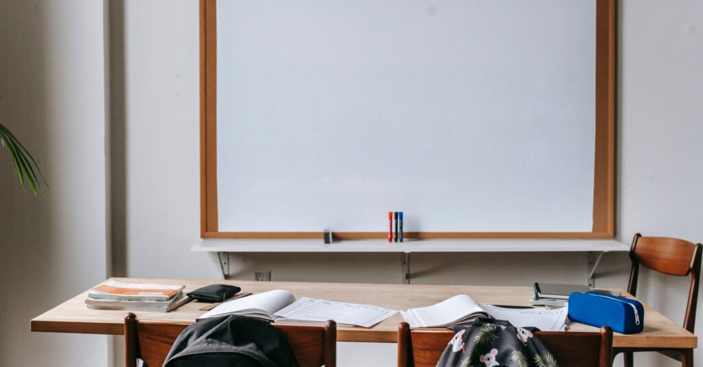 学校の先生と双子のクラス分けについて相談する保護者の様子