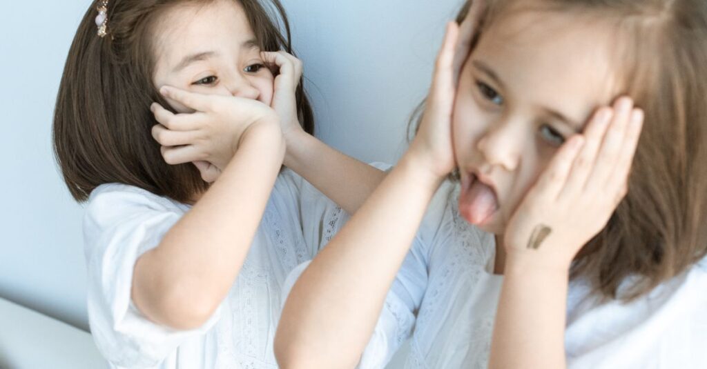 双子の進路やクラス分けについて夫婦で話し合っている様子