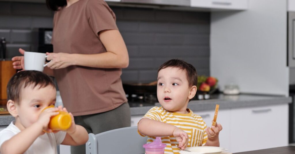 タイムスケジュールを整えて育児を効率化する双子の親