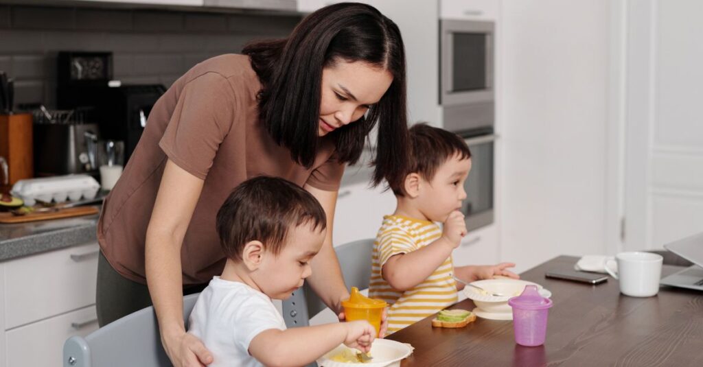 双子育児で周囲に頼る勇気を持つ母親のイメージ画像