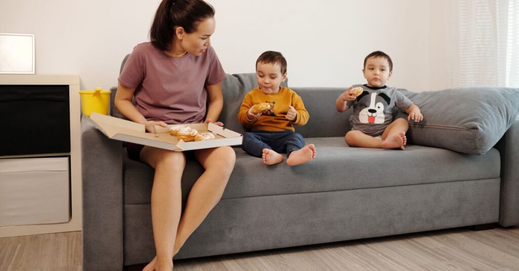 子育てで感情の偏りに気づき、自分と向き合う母親の様子