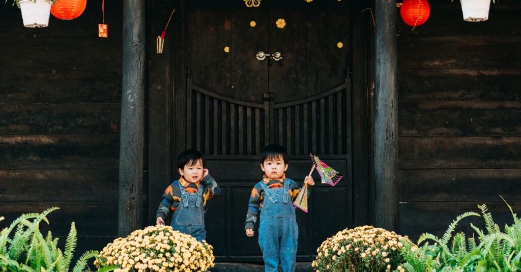 公園で一緒に外遊びを楽しんでいる3〜4歳の双子の子どもたち