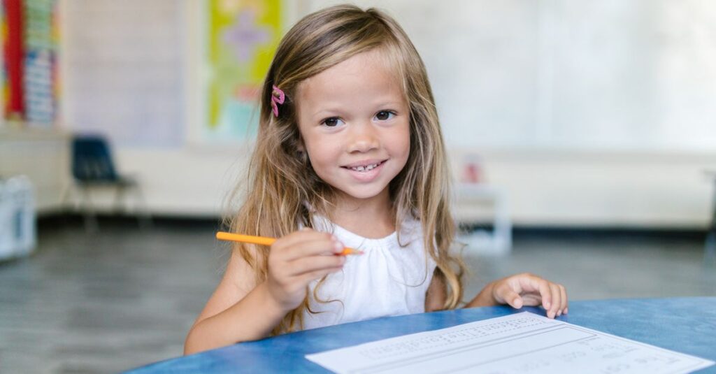 小学校の入学説明会で配布された書類を整理する双子家庭の様子