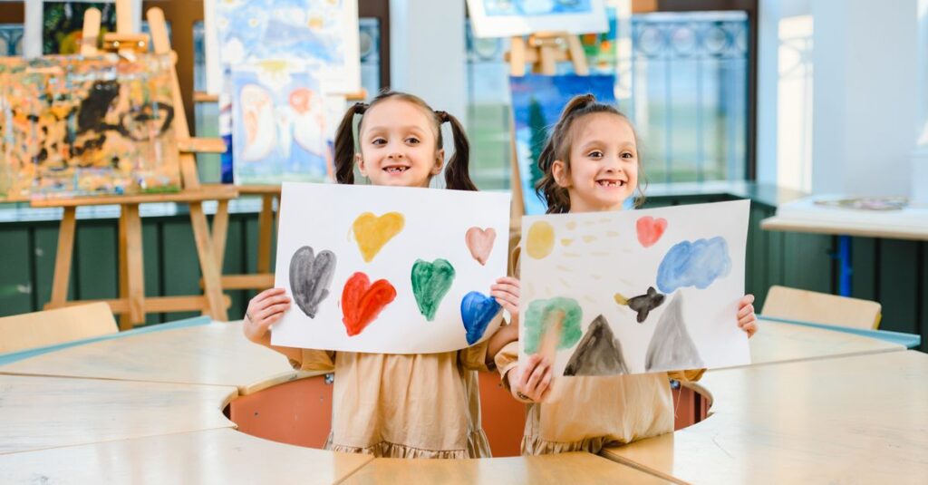 双子の入学式当日のスケジュール表をチェックしている家族の様子