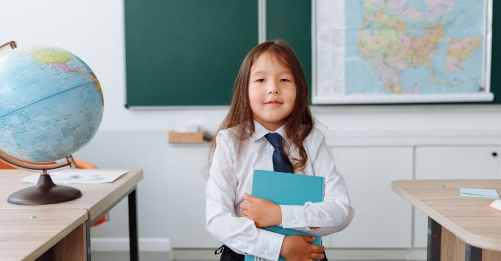 双子の子どもが自己紹介の練習をしている様子