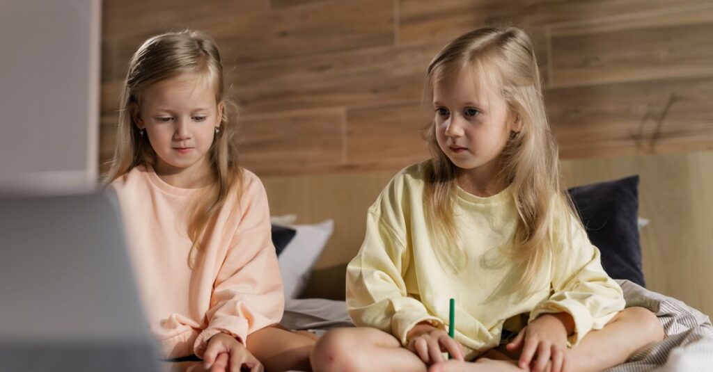 双子の子どもがそれぞれ異なる方法で学習している様子