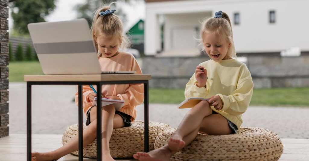 双子の持ち物や名札に目印を付けて管理している例